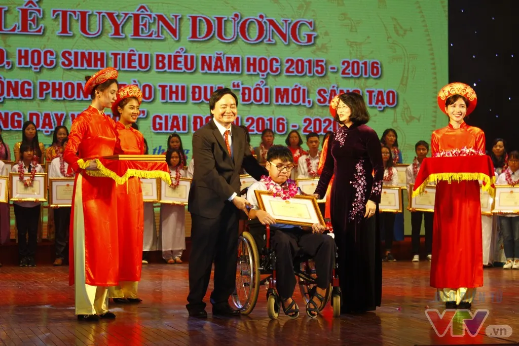 Tuyên dương 252 nhà giáo, học sinh tiêu biểu năm học 2015-2016 - Ảnh 2.