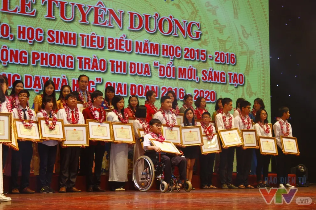 Tuyên dương 252 nhà giáo, học sinh tiêu biểu năm học 2015-2016 - Ảnh 6.