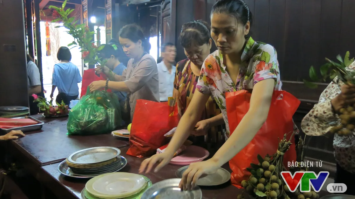 Người Hà Nội đội mưa đi chùa cầu bình an dịp lễ Vu Lan - Ảnh 2.