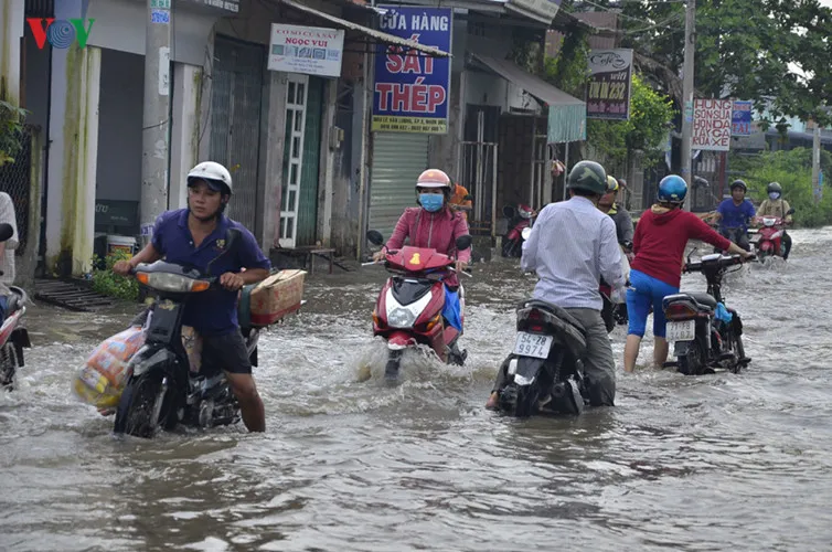 Triều cường dâng cao tại TP.HCM, nhiều tuyến đường bị ngập - Ảnh 3.