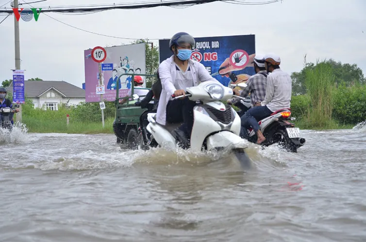 Triều cường dâng cao tại TP.HCM, nhiều tuyến đường bị ngập - Ảnh 2.