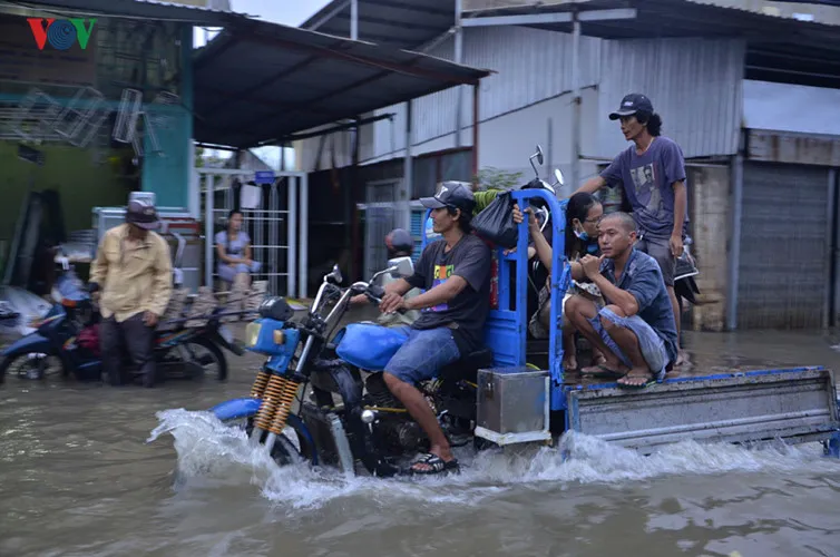 Triều cường dâng cao tại TP.HCM, nhiều tuyến đường bị ngập - Ảnh 4.