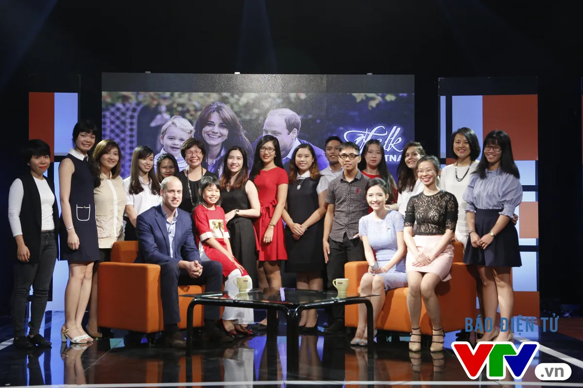 MC Thùy Dương VTV4 bất ngờ với sự gần gũi của Hoàng tử William - Ảnh 6.