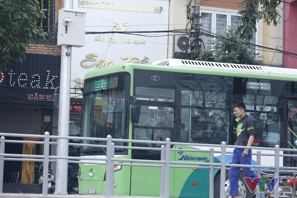 Đường thông hè thoáng trong ngày BRT chính thức lăn bánh - Ảnh 14.