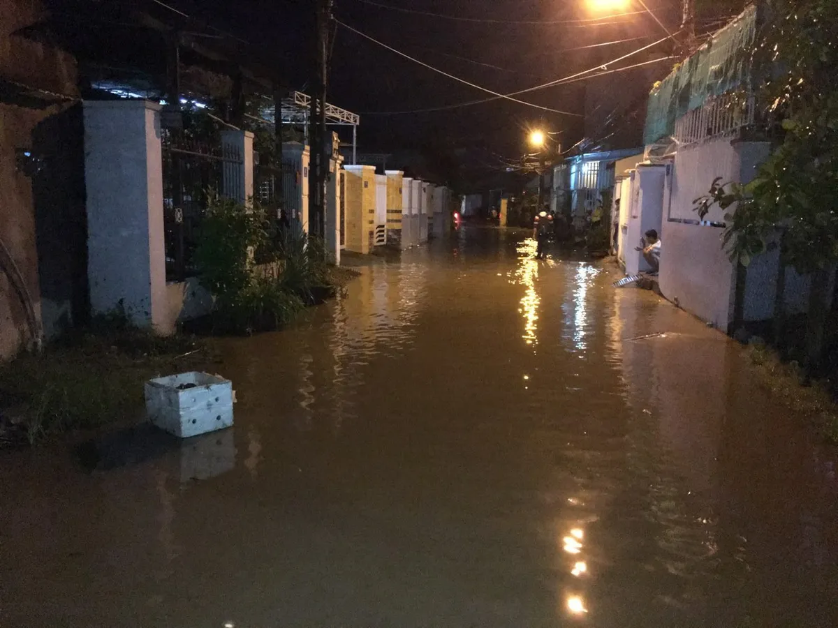 Nha Trang: Mưa lớn gây ngập nặng nhiều tuyến đường - Ảnh 1. Nha Trang: Mưa lớn gây ngập nặng nhiều tuyến đường - Ảnh 1.