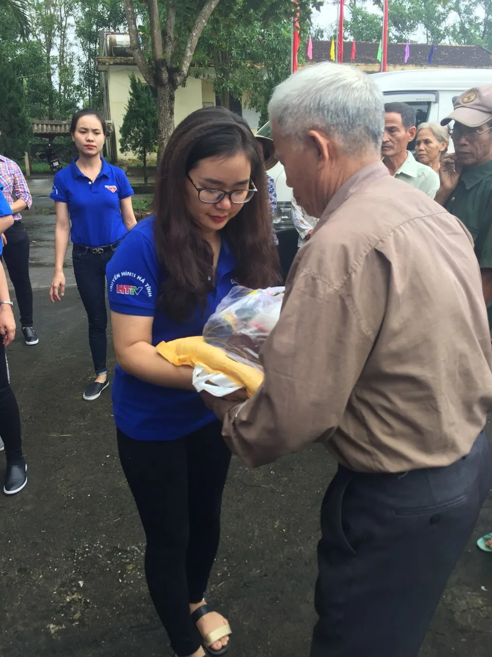 Đoàn thanh niên VTV8 với chiến dịch Chung tay vì đồng bào miền Trung - Ảnh 2. Đoàn thanh niên VTV8 với chiến dịch Chung tay vì đồng bào miền Trung - Ảnh 2.