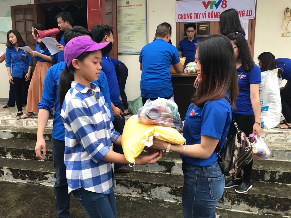Đoàn thanh niên VTV8 với chiến dịch Chung tay vì đồng bào miền Trung - Ảnh 1. Đoàn thanh niên VTV8 với chiến dịch Chung tay vì đồng bào miền Trung - Ảnh 1.