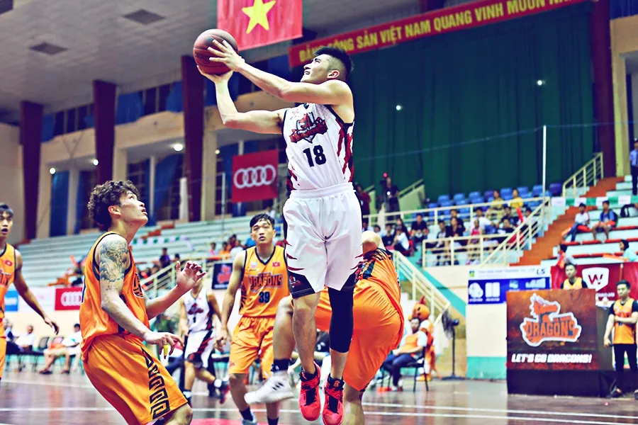 VBA 2017: Chiến thắng giúp Thang Long Warriors vững ngôi đầu - Ảnh 1. VBA 2017: Chiến thắng giúp Thang Long Warriors vững ngôi đầu - Ảnh 1.