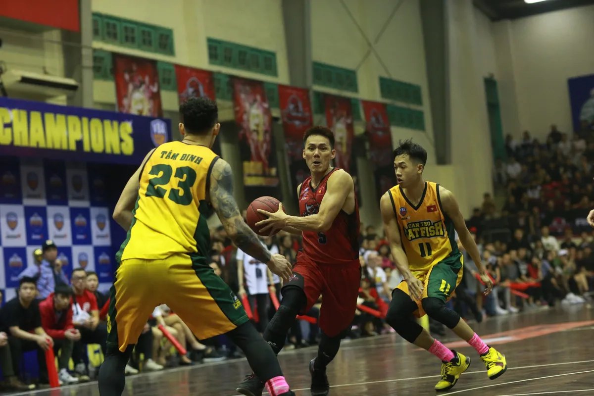 VBA Finals 2017 - Game 5: Xuất sắc ngược dòng, Thang Long Warriors lần đầu vô địch - Ảnh 3. VBA Finals 2017 - Game 5: Xuất sắc ngược dòng, Thang Long Warriors lần đầu vô địch - Ảnh 3.