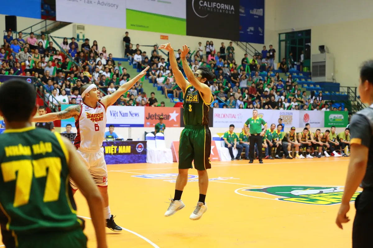 VBA 2017: Việt Arnold lập kỷ lục giúp Saigon Heat lọt vào playoff - Ảnh 2. VBA 2017: Việt Arnold lập kỷ lục giúp Saigon Heat lọt vào playoff - Ảnh 2.