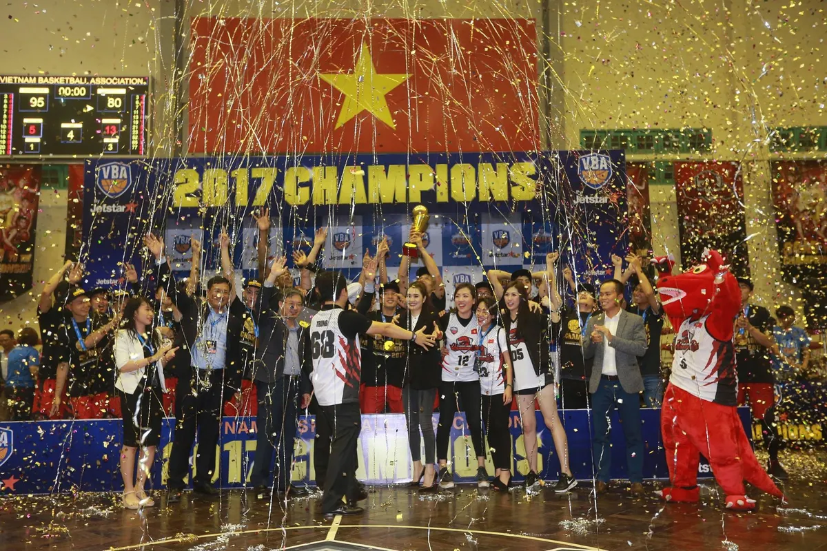 VBA Finals 2017 - Game 5: Xuất sắc ngược dòng, Thang Long Warriors lần đầu vô địch - Ảnh 4. VBA Finals 2017 - Game 5: Xuất sắc ngược dòng, Thang Long Warriors lần đầu vô địch - Ảnh 4.