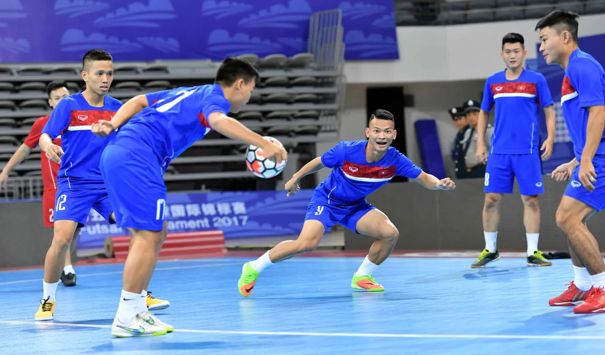 ẢNH: ĐT futsal Việt Nam đã có buổi tập đầu tiên tại Trung Quốc - Ảnh 9. ẢNH: ĐT futsal Việt Nam đã có buổi tập đầu tiên tại Trung Quốc - Ảnh 9.