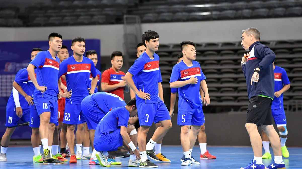 ẢNH: ĐT futsal Việt Nam đã có buổi tập đầu tiên tại Trung Quốc - Ảnh 7. ẢNH: ĐT futsal Việt Nam đã có buổi tập đầu tiên tại Trung Quốc - Ảnh 7.