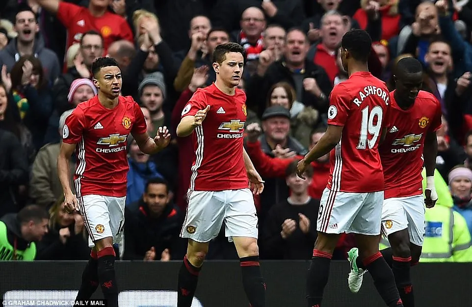 Đại chiến với Tottenham: Bệnh viện Man Utd chật kín người - Ảnh 1. Đại chiến với Tottenham: Bệnh viện Man Utd chật kín người - Ảnh 1.