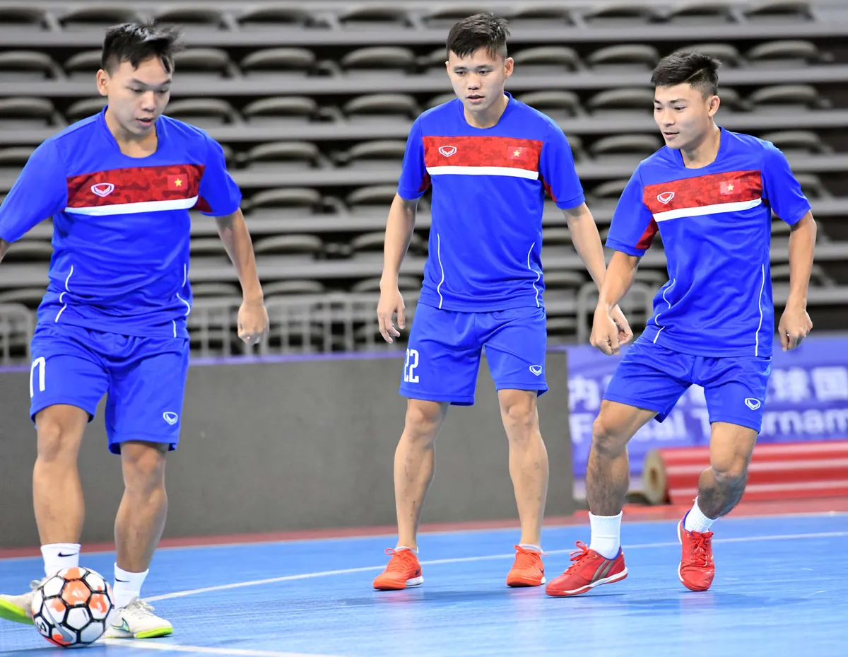 ẢNH: ĐT futsal Việt Nam đã có buổi tập đầu tiên tại Trung Quốc - Ảnh 5. ẢNH: ĐT futsal Việt Nam đã có buổi tập đầu tiên tại Trung Quốc - Ảnh 5.