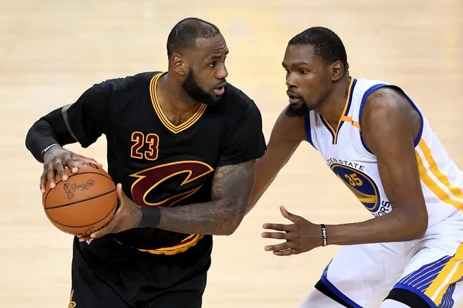 Kevin Durant đi vào lịch sử, Golden State Warriors vô địch giải bóng rổ NBA 2017 - Ảnh 1.