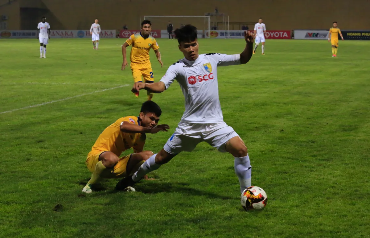 Ảnh: CLB Hà Nội có chiến thắng quan trọng trước SLNA tại Hàng Đẫy - Ảnh 16. Ảnh: CLB Hà Nội có chiến thắng quan trọng trước SLNA tại Hàng Đẫy - Ảnh 16.