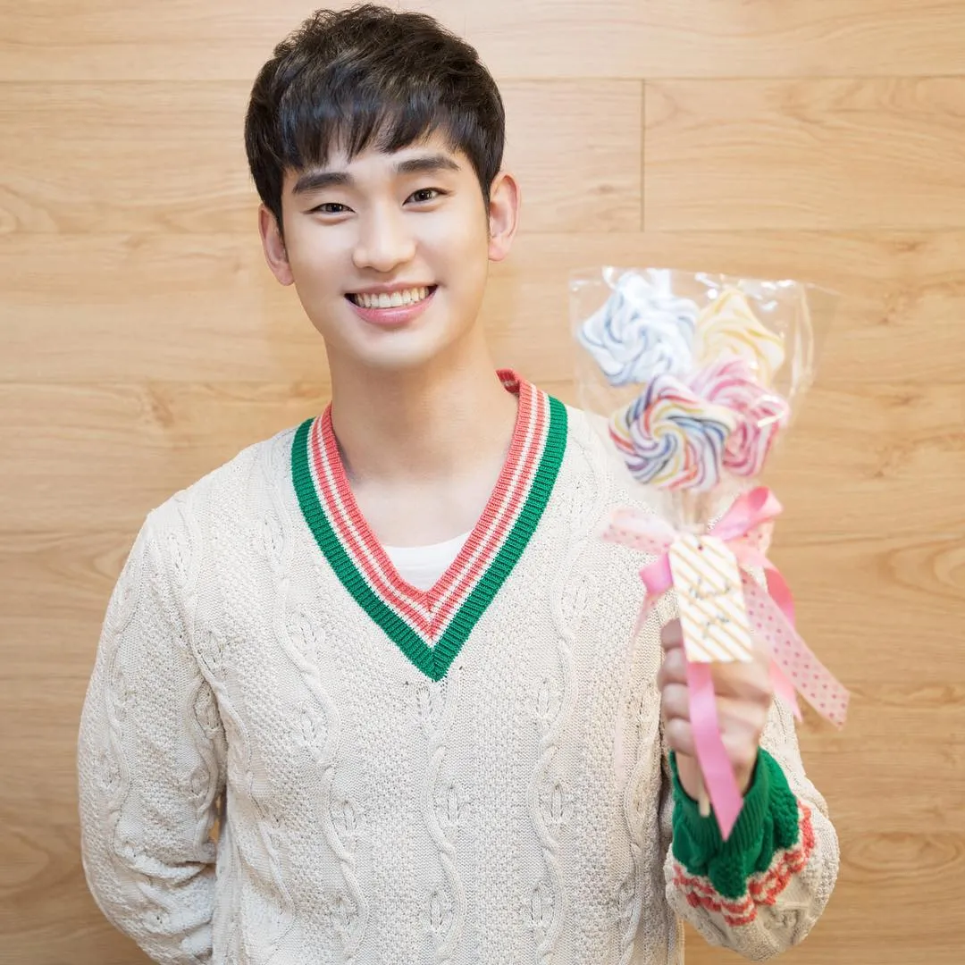 Kim Soo Hyun tặng kẹo ngọt cho fan dịp Valentine trắng - Ảnh 2.