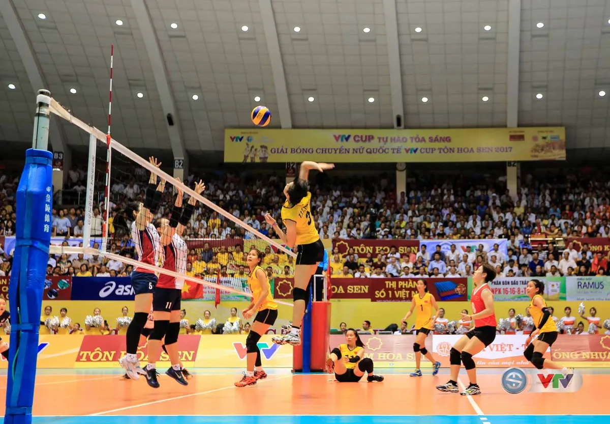 VTV Cup Tôn Hoa Sen 2017: Thắng ấn tượng Suwon (Hàn Quốc), ĐT Việt Nam giành vị trí nhất bảng A - Ảnh 1. VTV Cup Tôn Hoa Sen 2017: Thắng ấn tượng Suwon (Hàn Quốc), ĐT Việt Nam giành vị trí nhất bảng A - Ảnh 1.