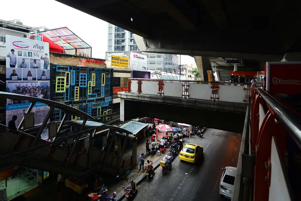 Ghé thăm hostel có tường cửa siêu độc ở Thái Lan - Ảnh 2.