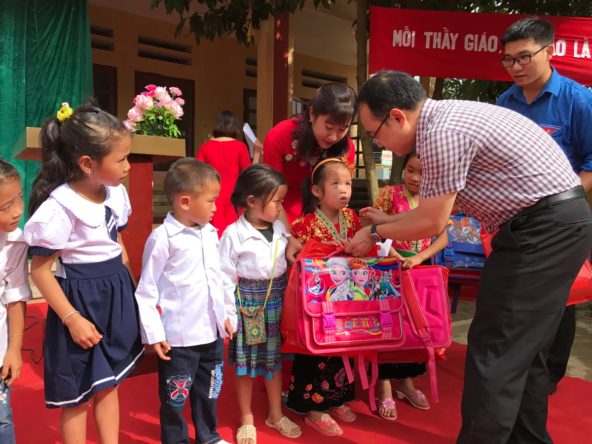 Món quà ý nghĩa dành tặng học sinh tiểu học Cao Phạ trong ngày khai giảng - Ảnh 2.