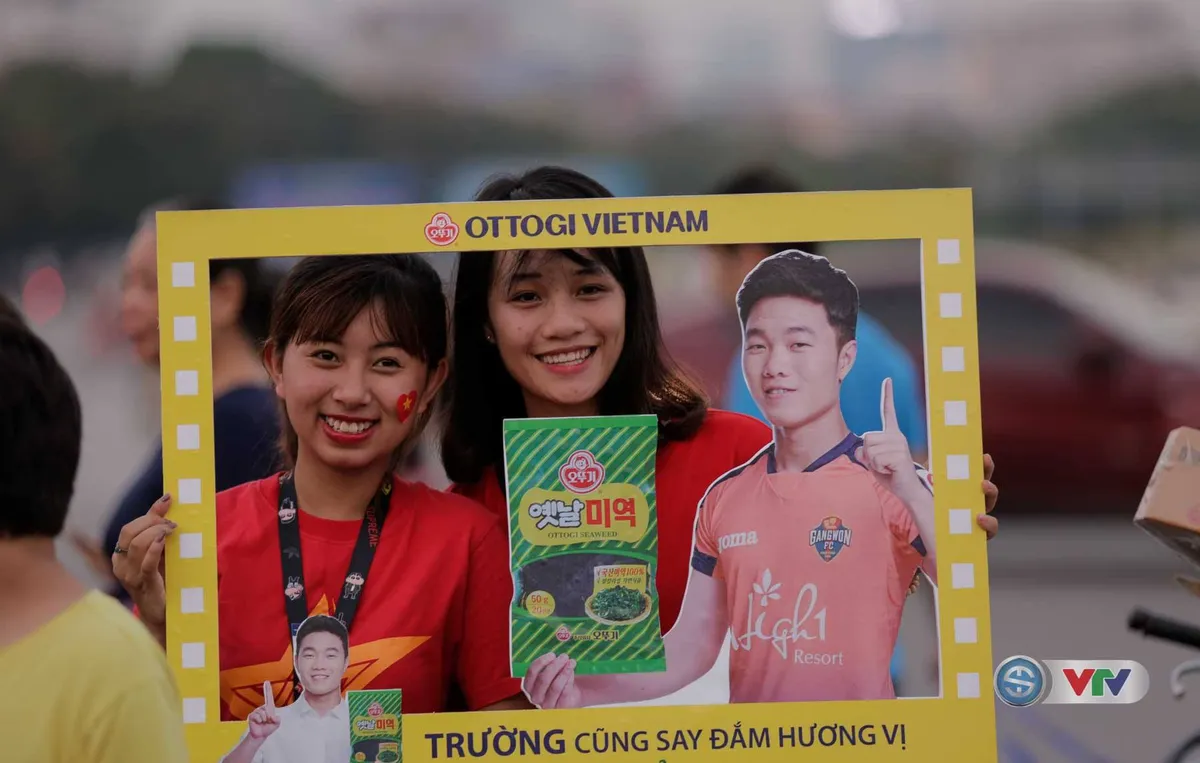 CĐV làm nóng SVĐ Mỹ Đình trước trận U22 Việt Nam - Tuyển các ngôi sao K-League - Ảnh 9. CĐV làm nóng SVĐ Mỹ Đình trước trận U22 Việt Nam - Tuyển các ngôi sao K-League - Ảnh 9.