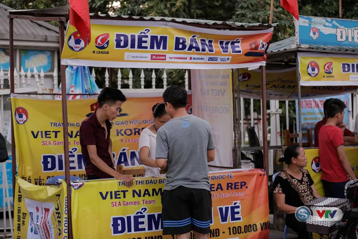 CĐV làm nóng SVĐ Mỹ Đình trước trận U22 Việt Nam - Tuyển các ngôi sao K-League - Ảnh 8. CĐV làm nóng SVĐ Mỹ Đình trước trận U22 Việt Nam - Tuyển các ngôi sao K-League - Ảnh 8.