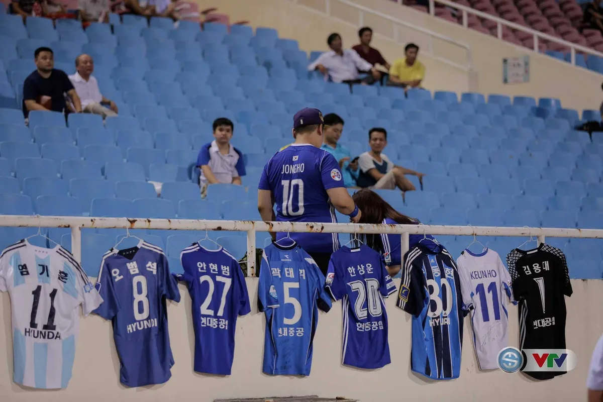 CĐV làm nóng SVĐ Mỹ Đình trước trận U22 Việt Nam - Tuyển các ngôi sao K-League - Ảnh 6. CĐV làm nóng SVĐ Mỹ Đình trước trận U22 Việt Nam - Tuyển các ngôi sao K-League - Ảnh 6.