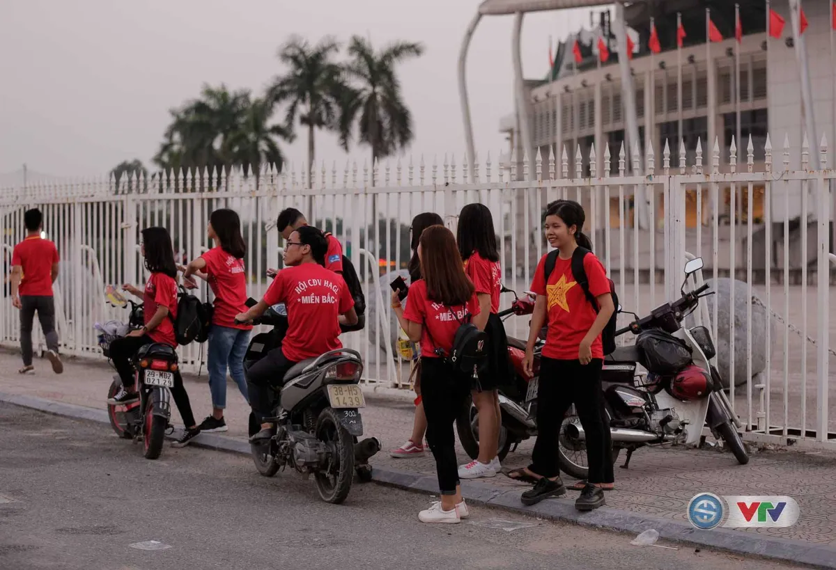 CĐV làm nóng SVĐ Mỹ Đình trước trận U22 Việt Nam - Tuyển các ngôi sao K-League - Ảnh 4. CĐV làm nóng SVĐ Mỹ Đình trước trận U22 Việt Nam - Tuyển các ngôi sao K-League - Ảnh 4.