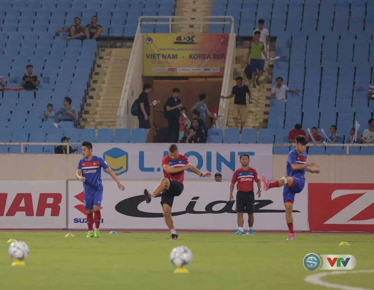Ảnh: Các cầu thủ khởi động trước trận U22 Việt Nam - Tuyển các ngôi sao K-League - Ảnh 1. Ảnh: Các cầu thủ khởi động trước trận U22 Việt Nam - Tuyển các ngôi sao K-League - Ảnh 1.