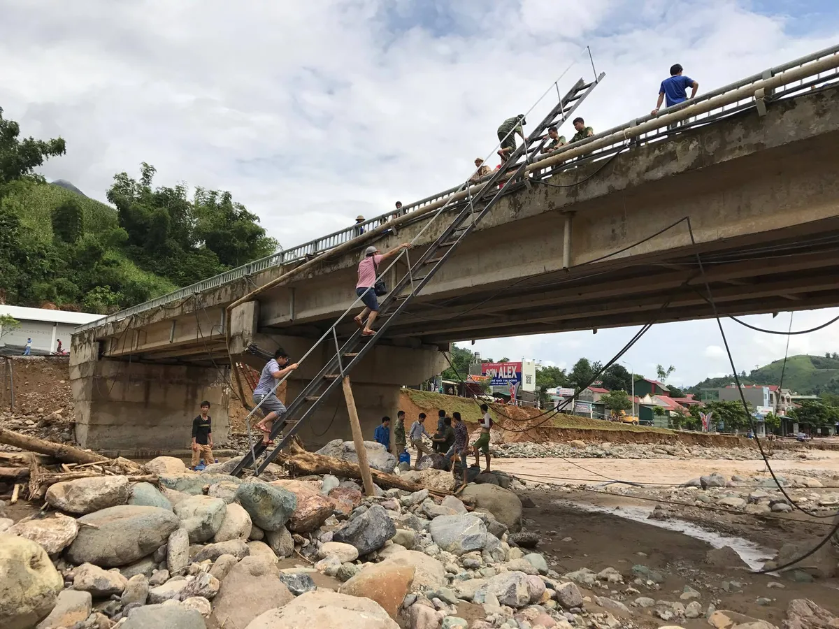 Cảnh hoang tàn sau cơn lũ quét khiến nhiều người chết, mất tích tại Sơn La - Ảnh 6.