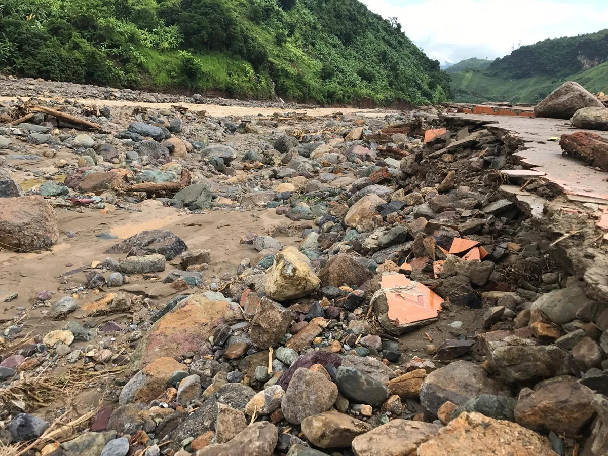 Cảnh hoang tàn sau cơn lũ quét khiến nhiều người chết, mất tích tại Sơn La - Ảnh 4.