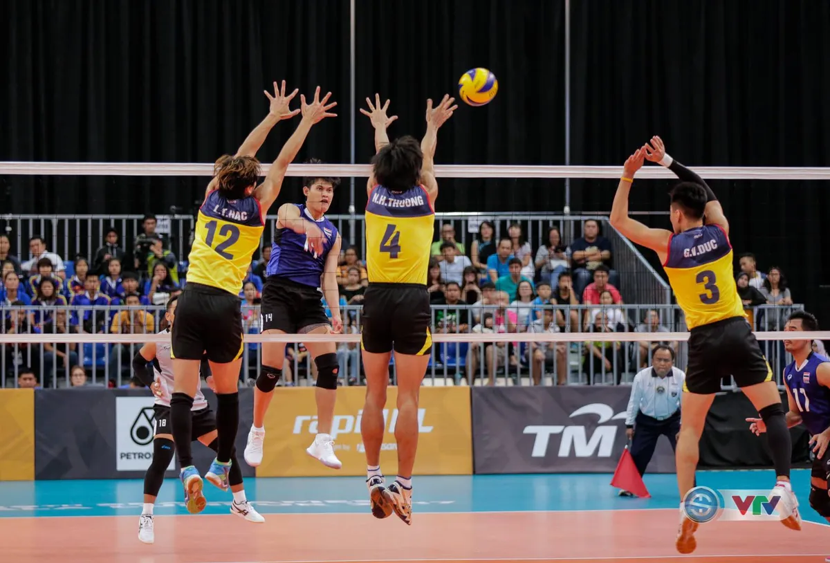 ĐT bóng chuyền nam Việt Nam thua ngược đáng tiếc trước Thái Lan ở bán kết SEA Games 29 - Ảnh 2. ĐT bóng chuyền nam Việt Nam thua ngược đáng tiếc trước Thái Lan ở bán kết SEA Games 29 - Ảnh 2.