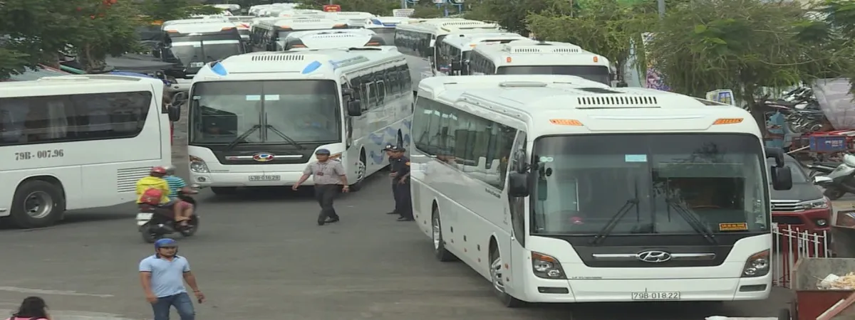 Nha Trang bức bối trước tình trạng quá tải bãi đỗ xe du lịch - Ảnh 1. Nha Trang bức bối trước tình trạng quá tải bãi đỗ xe du lịch - Ảnh 1.