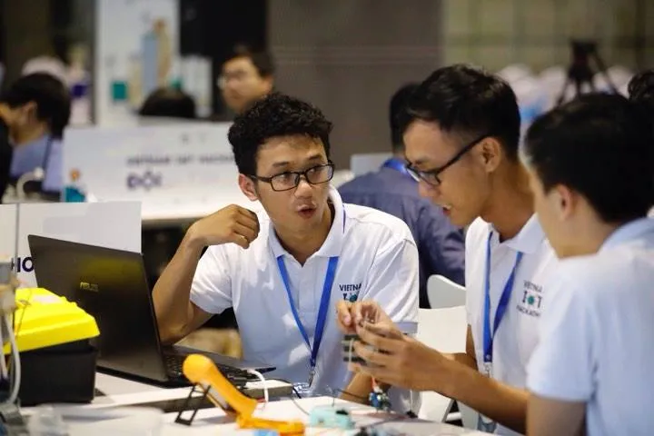 Đại học Lạc Hồng vô địch cuộc thi Vietnam IoT Hackathon 2017 - Ảnh 1.