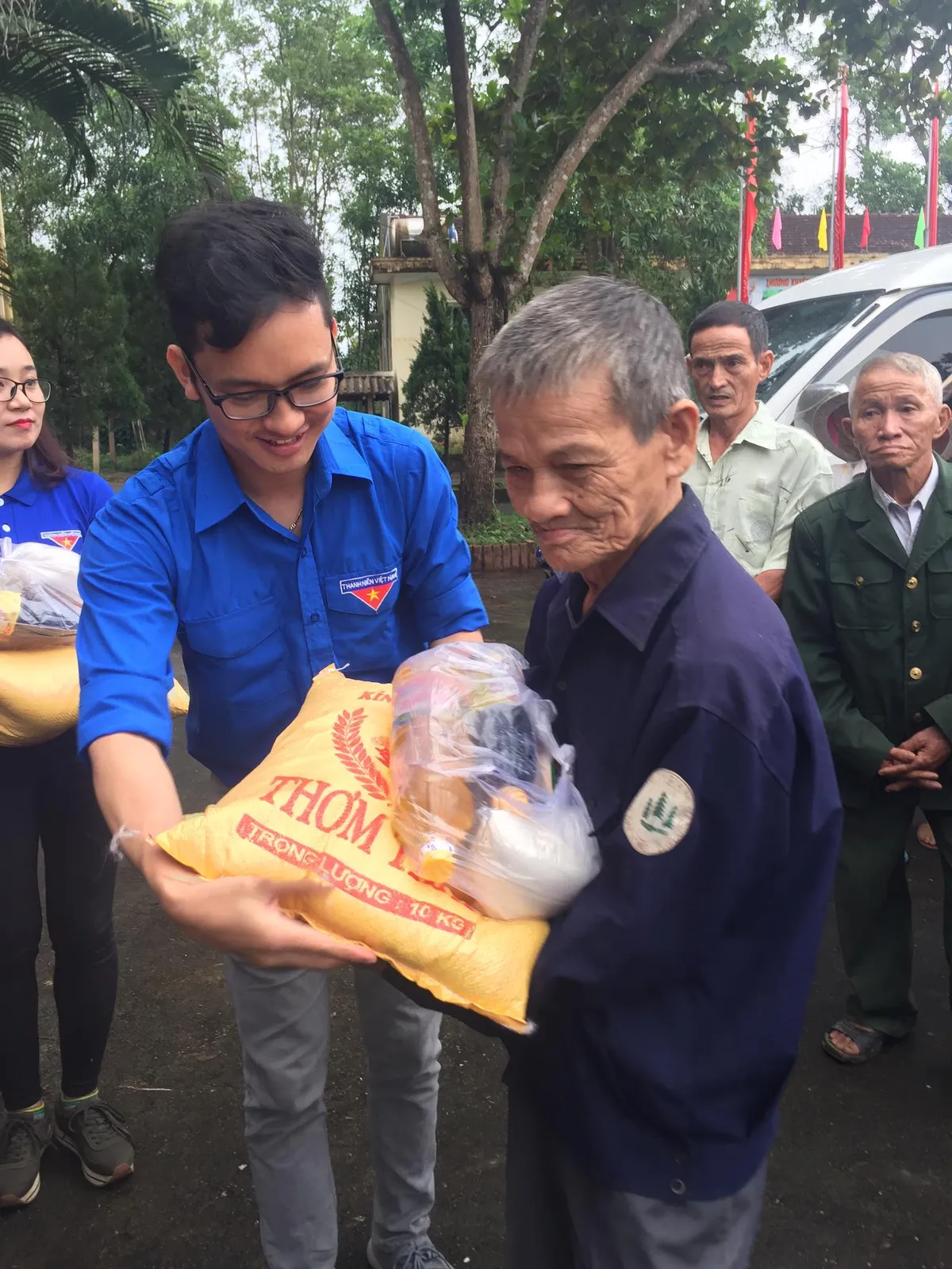 Đoàn thanh niên VTV8 với chiến dịch Chung tay vì đồng bào miền Trung - Ảnh 4. Đoàn thanh niên VTV8 với chiến dịch Chung tay vì đồng bào miền Trung - Ảnh 4.