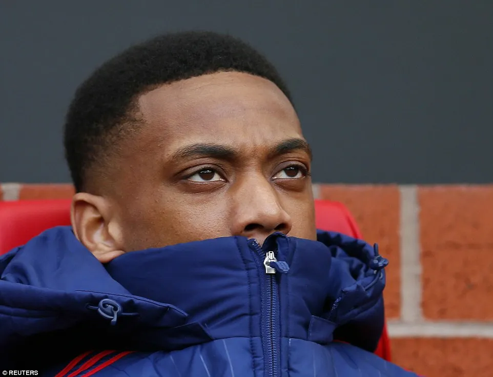 Mourinho cảnh báo Martial: Theo tôi hoặc là “ra đường”? - Ảnh 2.