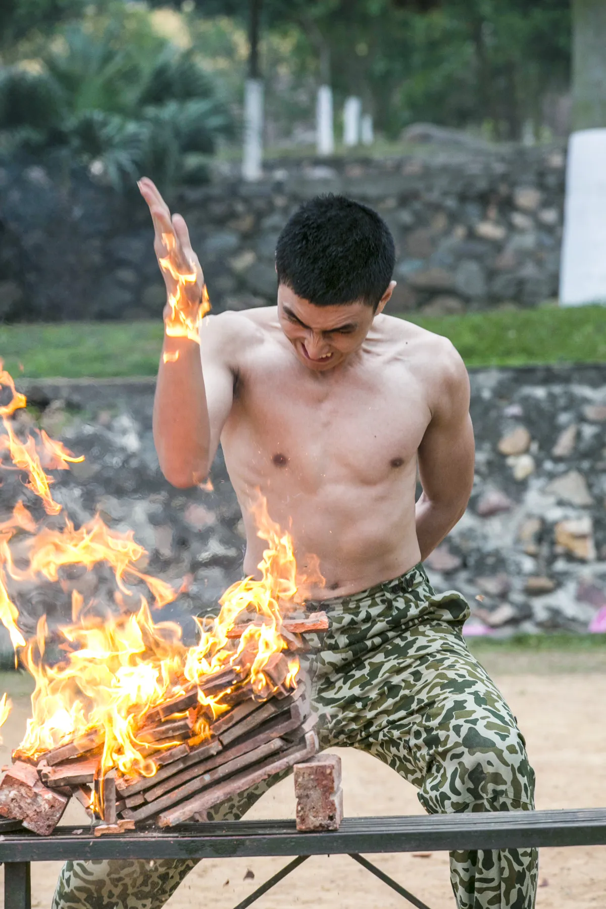 Choáng! Sao Zippo, Mù tạt và Em tay không đập vỡ 8 viên ngói - Ảnh 1.