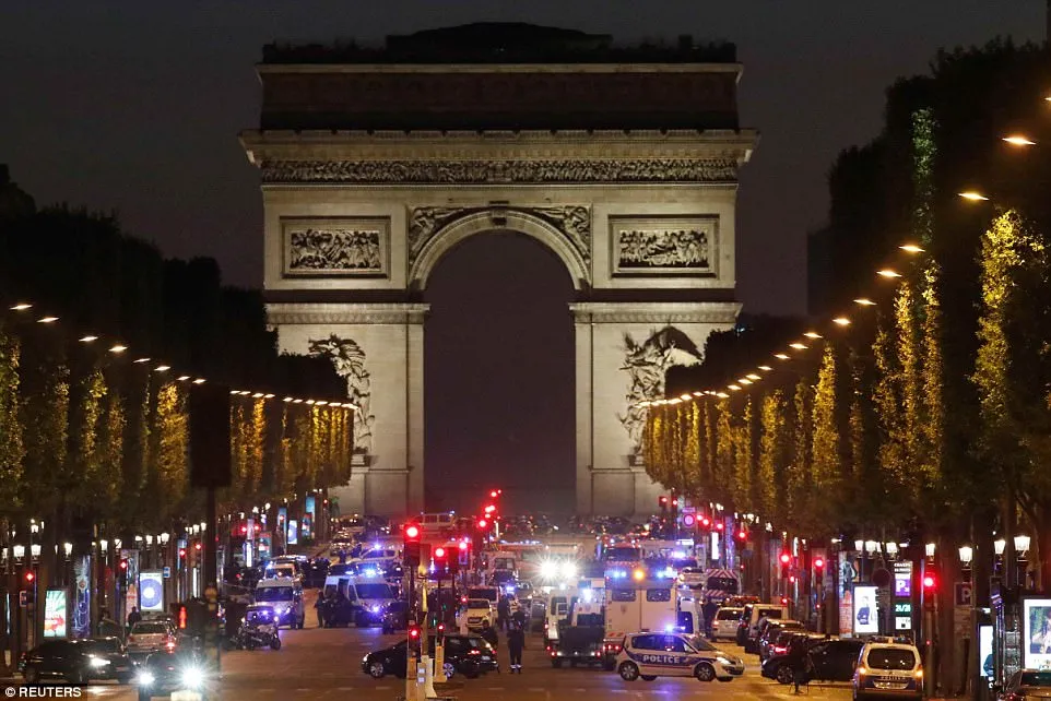 Hiện trường vụ tấn công ngay tại Đại lộ Champs-Elysees làm một cảnh sát thiệt mạng - Ảnh 6.