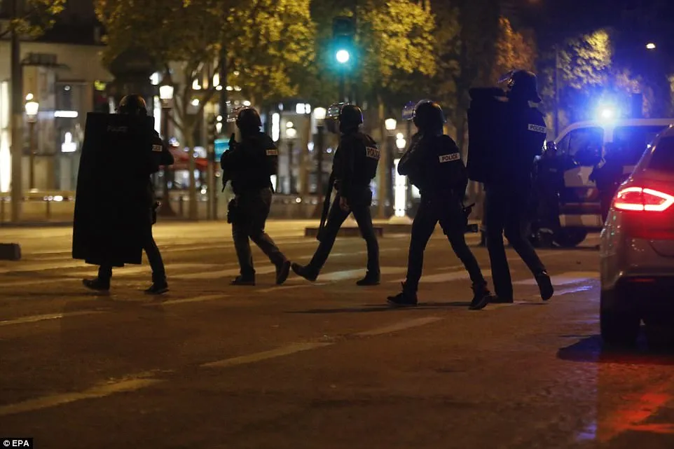 Hiện trường vụ tấn công ngay tại Đại lộ Champs-Elysees làm một cảnh sát thiệt mạng - Ảnh 5.