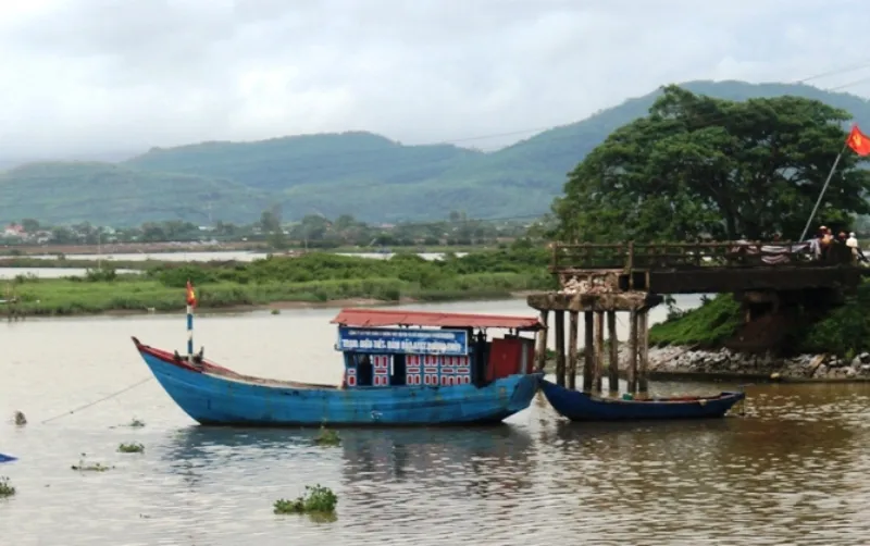 Sà lan tông sập cầu Sông Hoàng ở Thanh Hóa - Ảnh 4.