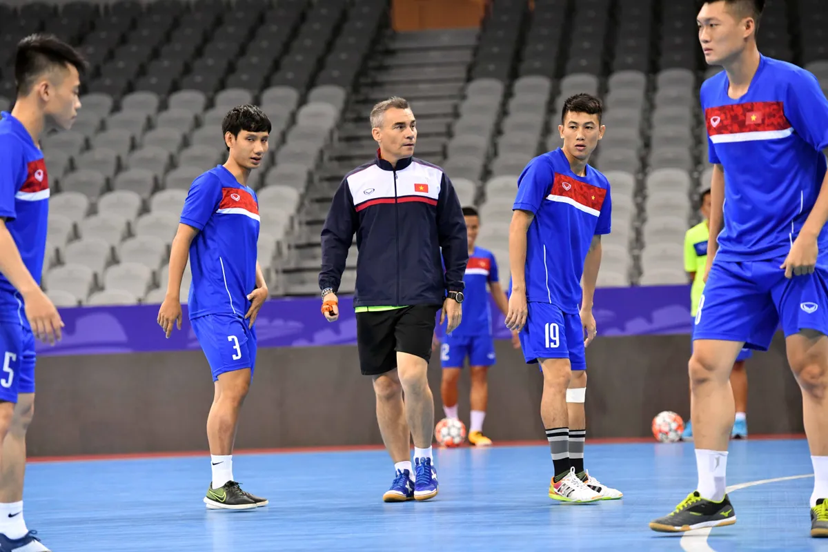 ẢNH: ĐT futsal Việt Nam đã có buổi tập đầu tiên tại Trung Quốc - Ảnh 1. ẢNH: ĐT futsal Việt Nam đã có buổi tập đầu tiên tại Trung Quốc - Ảnh 1.
