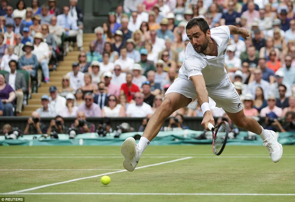 Ảnh: Những khoảnh khắc ấn tượng trong trận chung kết Wimbledon của Roger Federer - Ảnh 2.