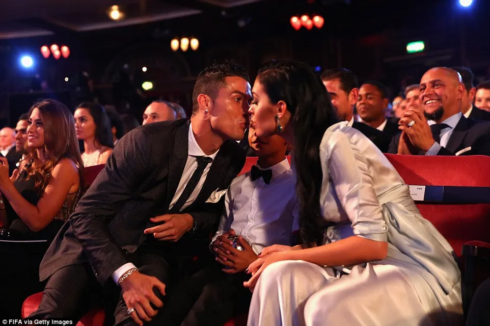 Ronaldo, Messi tay bắt mặt mừng tại Lễ trao giải FIFA The Best 2017 - Ảnh 9. Ronaldo, Messi tay bắt mặt mừng tại Lễ trao giải FIFA The Best 2017 - Ảnh 9.