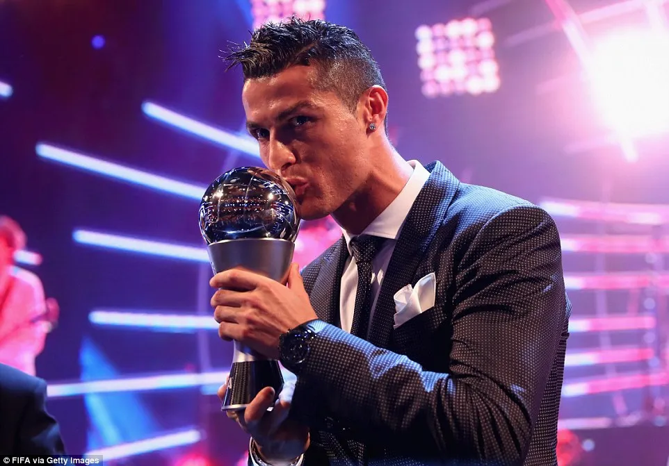 Ronaldo, Messi tay bắt mặt mừng tại Lễ trao giải FIFA The Best 2017 - Ảnh 10. Ronaldo, Messi tay bắt mặt mừng tại Lễ trao giải FIFA The Best 2017 - Ảnh 10.