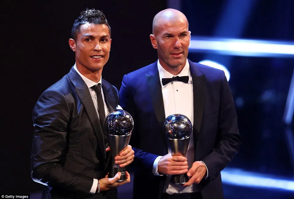 Ronaldo, Messi tay bắt mặt mừng tại Lễ trao giải FIFA The Best 2017 - Ảnh 11. Ronaldo, Messi tay bắt mặt mừng tại Lễ trao giải FIFA The Best 2017 - Ảnh 11.