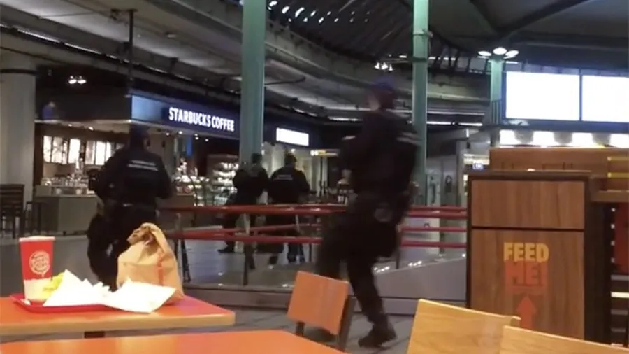 Tấn công bằng dao ở sân bay Schiphol, Hà Lan - Ảnh 5. Tấn công bằng dao ở sân bay Schiphol, Hà Lan - Ảnh 5.