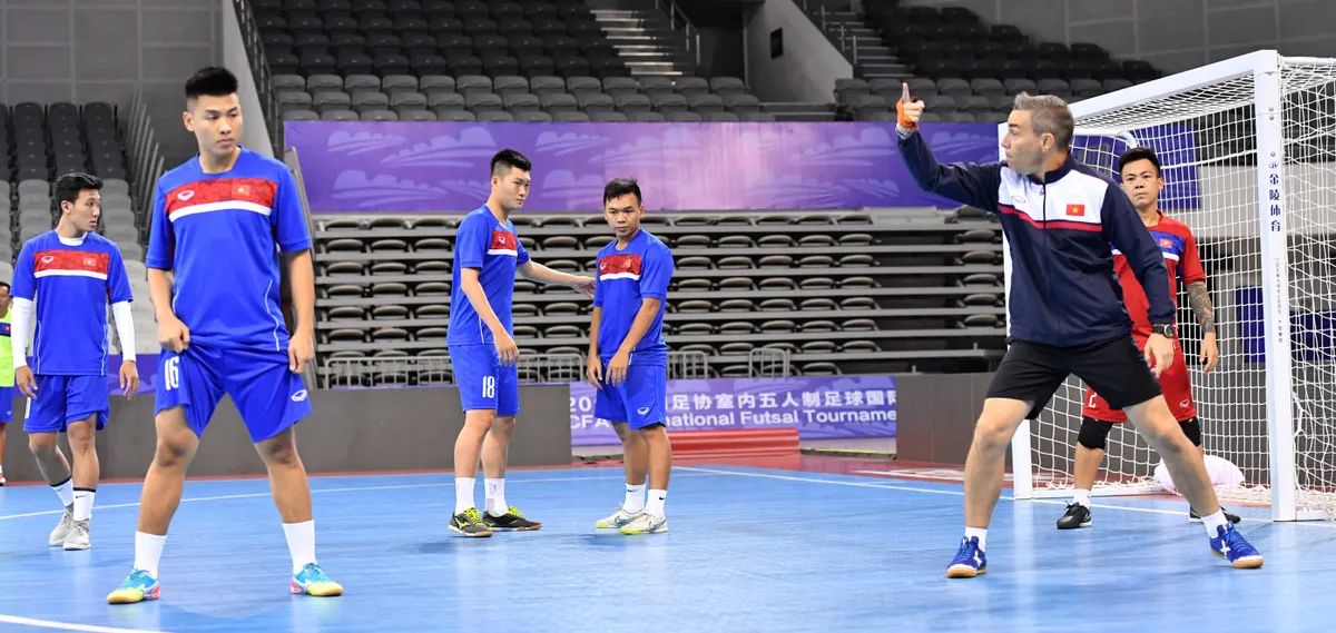 ẢNH: ĐT futsal Việt Nam đã có buổi tập đầu tiên tại Trung Quốc - Ảnh 11. ẢNH: ĐT futsal Việt Nam đã có buổi tập đầu tiên tại Trung Quốc - Ảnh 11.