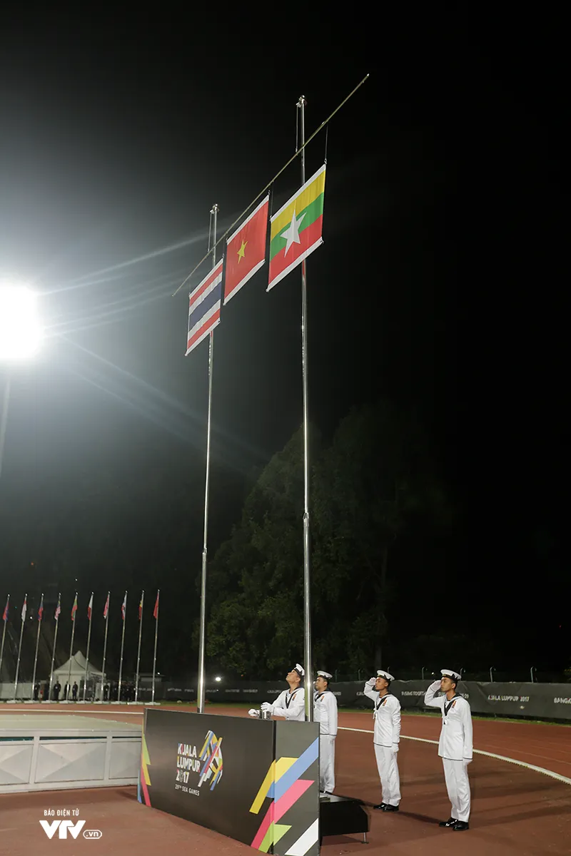 Vỡ oà niềm vui ngày ĐT nữ Việt Nam giành HCV SEA Games 29 - Ảnh 12. Vỡ oà niềm vui ngày ĐT nữ Việt Nam giành HCV SEA Games 29 - Ảnh 12.