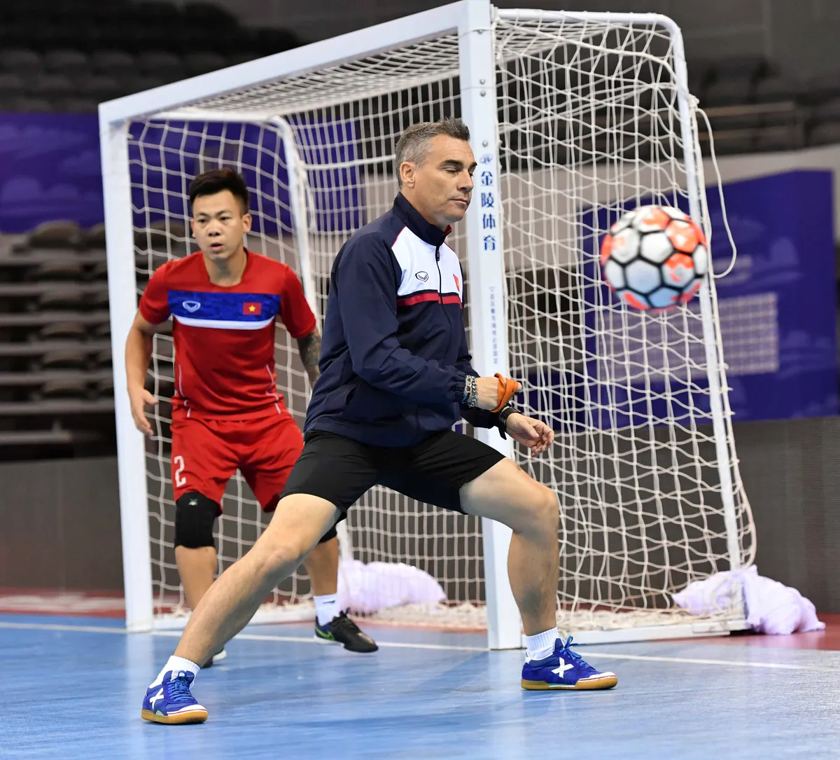 ẢNH: ĐT futsal Việt Nam đã có buổi tập đầu tiên tại Trung Quốc - Ảnh 8. ẢNH: ĐT futsal Việt Nam đã có buổi tập đầu tiên tại Trung Quốc - Ảnh 8.